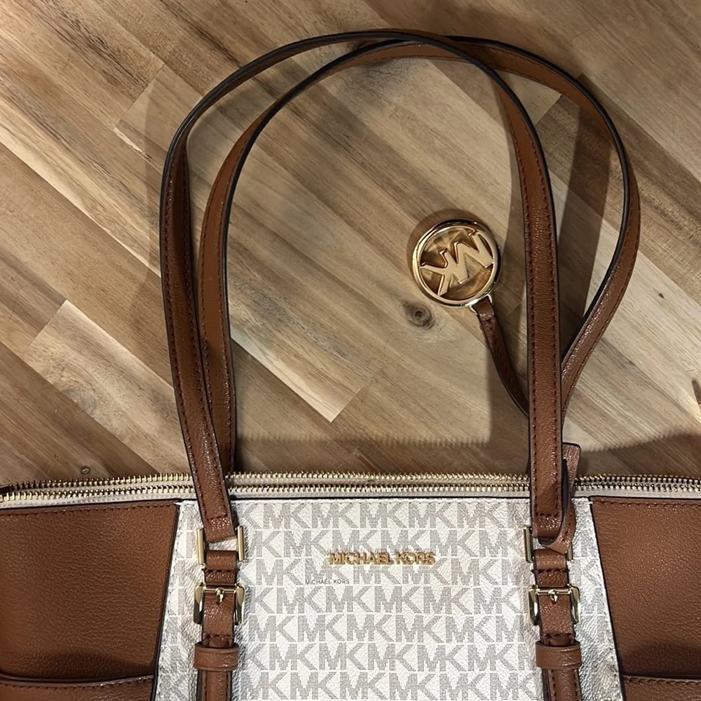 [Michael Kors] Charlotte Large Logo And Leather Top-Zip Tote Bag - Picture 4 of 7